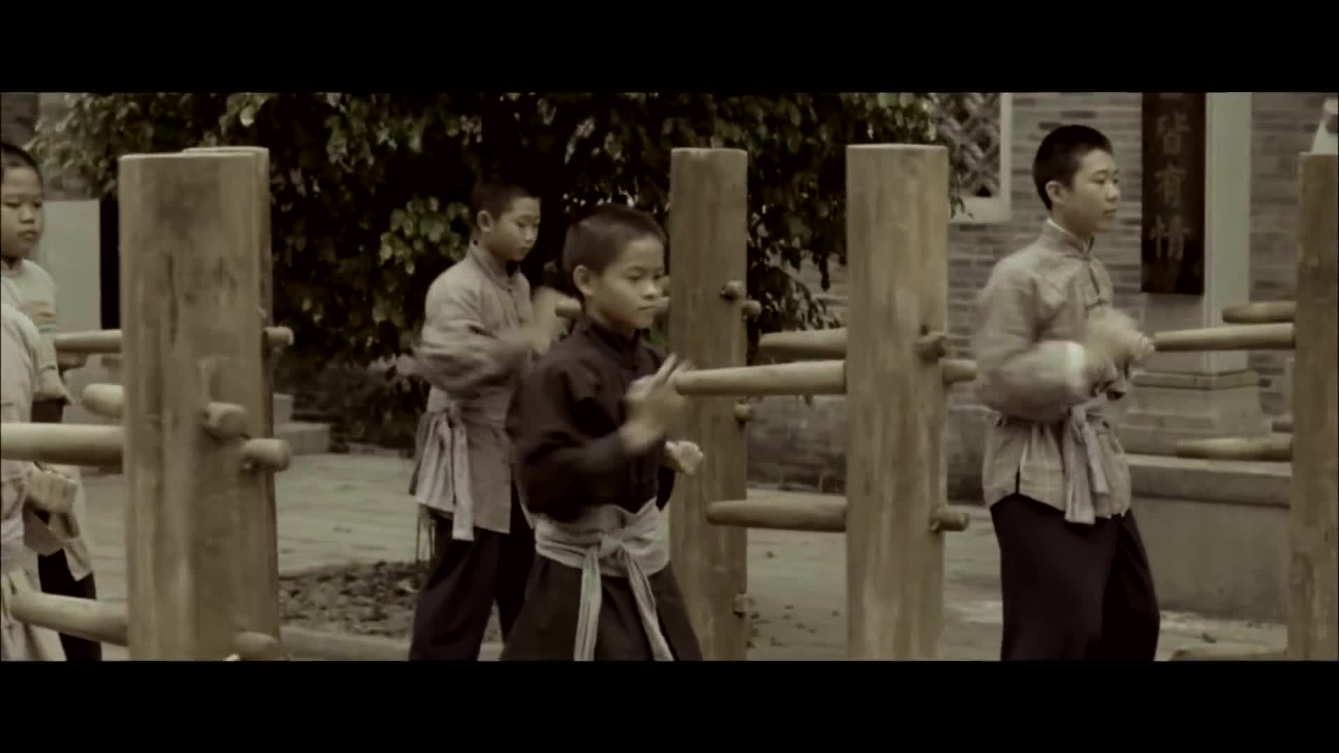 IP Man 1 Zrození legendy (Donnie Yen Simon Yam Lynn Hung 2008 Akční Drama Životopisný Historický) Cz dabing mkv