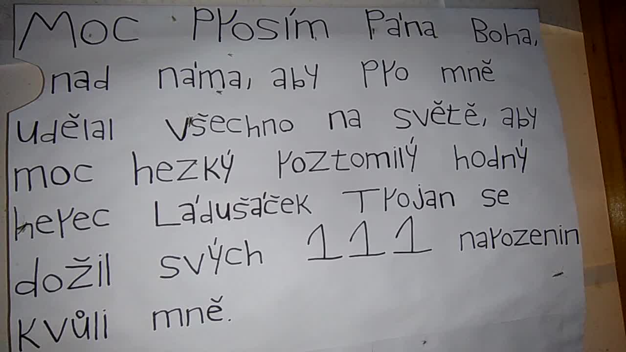 Nápis o hercovi Ládušáčkovi Trojanovi nalepený venku na okně chatičky kempu Bezdrev princeznou Mariankou 3 mp4